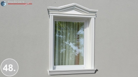 48-imposante-fensterumrandung-mit-dreieckbekroenung-und-aussenstuck-profilen