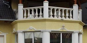 Verglaste Kolonnaden und Balustraden mit Dekosäulen