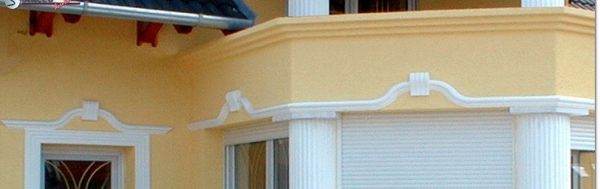 Verzierte Architrave über Terrassenfenstern