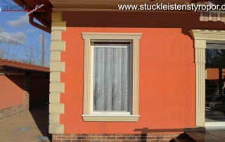 Zeitgemäßes Stuckfenster mit Außenfensterbank