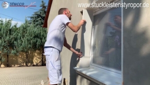 Hochwertige Tür- und Fensterumrahmung mit Stuckprofilen und Laibungsplatten