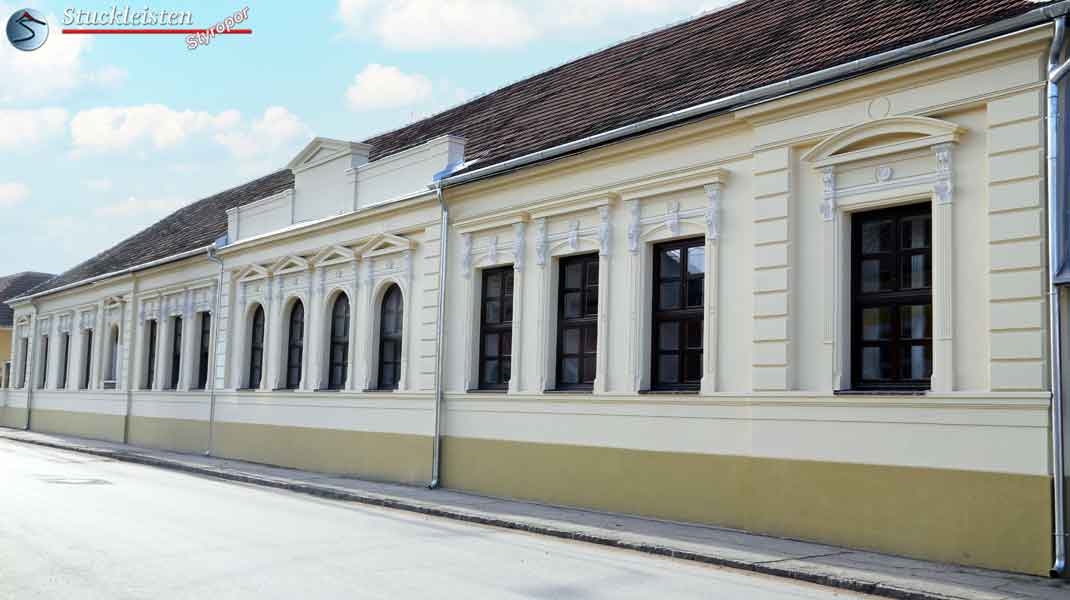 Saniertes Haus mit modernem Stuck in historischer Optik