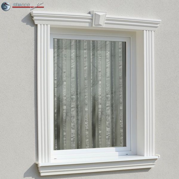 Fensterumrandung mit schlichten Stuckmustern und Keilstein