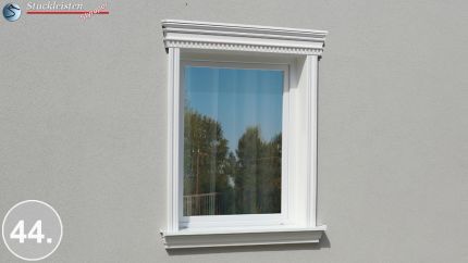 Ausdrucksstarke Fensterumrahmung mit geradem Tympanon