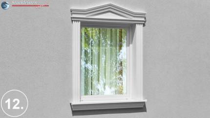 Klassischer Stil mit kannelierten Fensterfaschen und Dreieckbekrönung