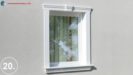 Attraktive Fensterumrahmung mit verschiedenen Stuckmustern