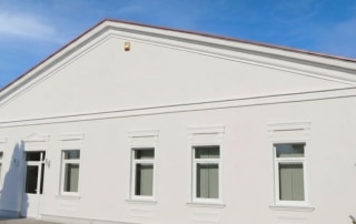 Dreieckiger Dachgiebel mit Traufgesimsprofil Bonn 126