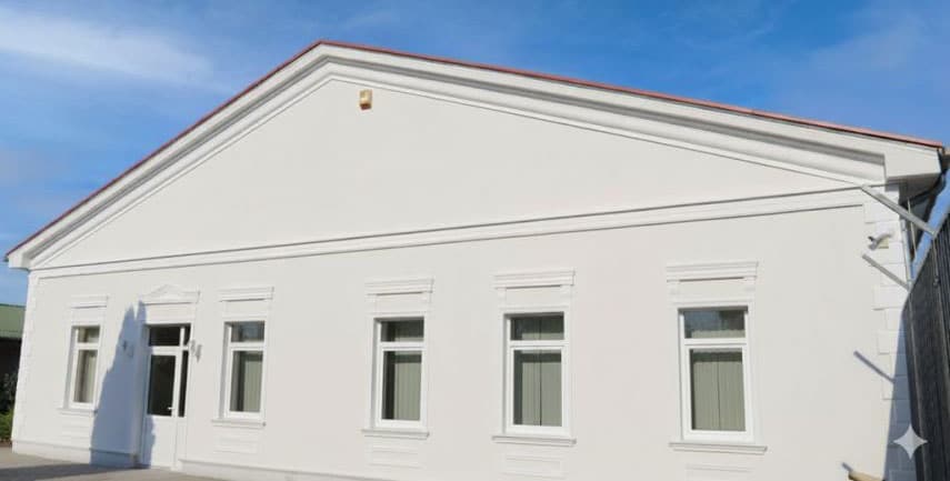 Dreieckiger Dachgiebel mit Traufgesimsprofil Bonn 126