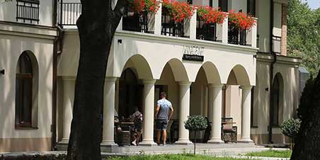 Dekosäulen mit Säulenverkleidung im Außenbereich