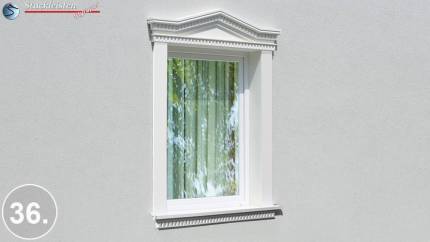 Ausdrucksstarker Fensterstuck mit Zinnenmuster und Dreieckbekrönung