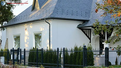 Dezente Fensterumrahmung mit der Zierleiste Bayern 120