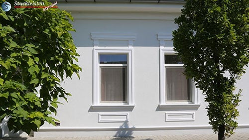 Ausdrucksstarke Stuckfenster mit verschiedenen Zierprofilen