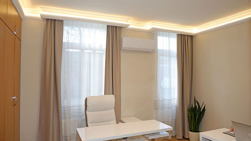 Stuckleisten mit LED-Strips für indirekte Beleuchtung