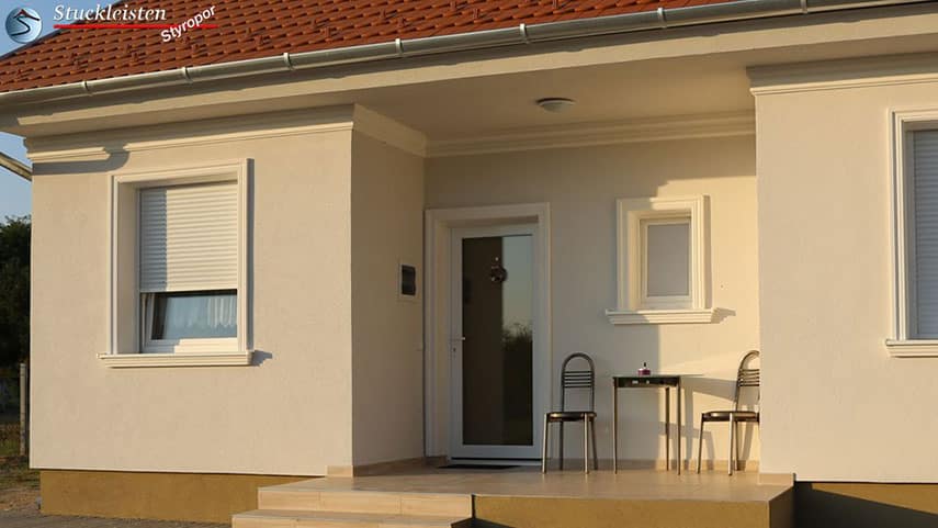 Fassadengestaltung mit Rahmenleiste Oxford 102 und Gesimsleiste München 119