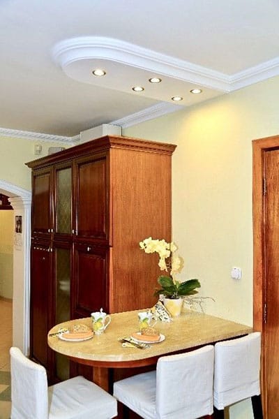 Abgehängte Decke mit U-Profil Trier 400+2×14 und LED-Spots