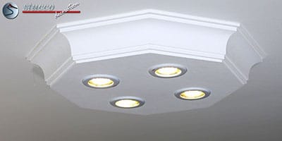 Achteckige Stuckleuchte Bayern 10 mit Zierleisten und LED-Spots