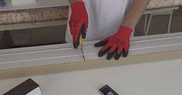 Styroporkern mit Cuttermesser schneiden