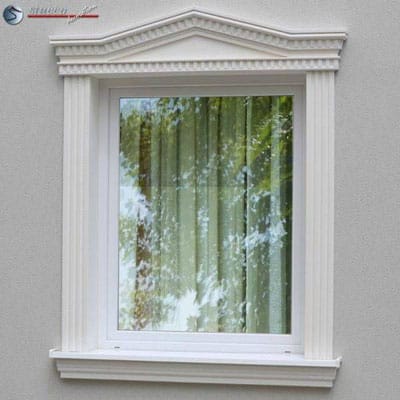 Moderner Fensterstuck mit Zierleisten und Dreiecktympanon