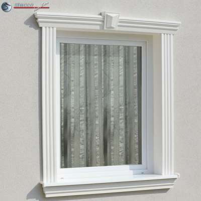 Fensterumrandung mit diversen Fassadenzierleisten