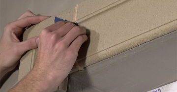 Flache Nut in aufgefüllte Fuge schmirgeln