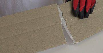 Beschichtung vorsichtig entlang der Schnittlinie brechen