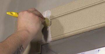 Verdünnte Beschichtungsmasse auf Nut auftragen